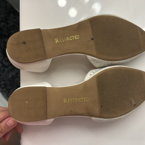 Restricted white and silver pointy flats - Picture 6 of 7